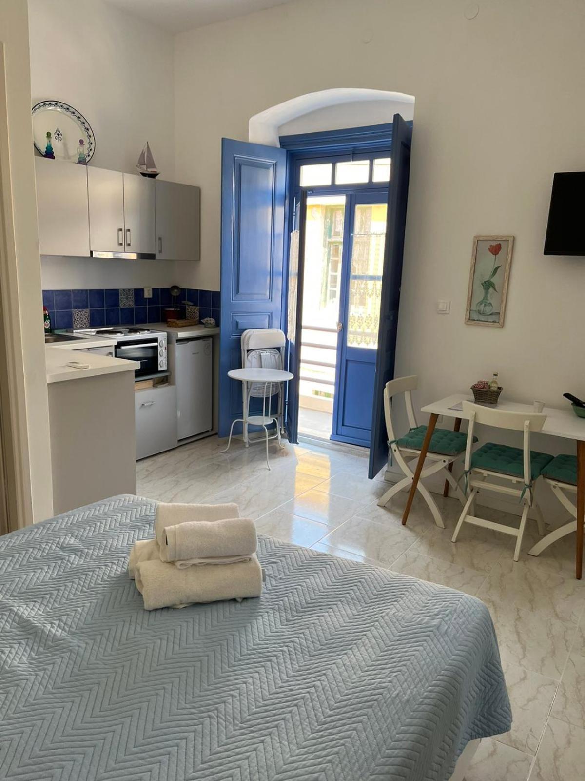 Almira Studios And Apartments Agia Marina  Bagian luar foto
